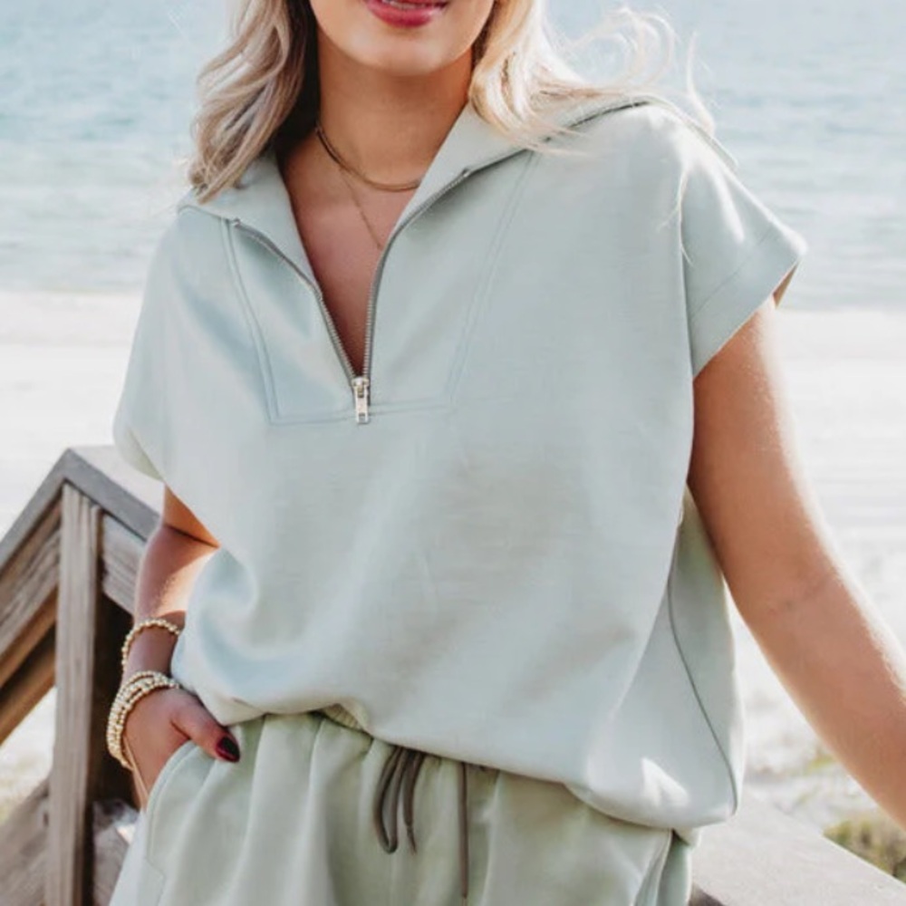 KATYdid Stylish Seafoam Half Zip Scuba Short Sleeve Top.‎ Size Small.